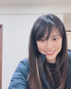 Fang Wu Instagram - 初四迎財神

這是第二次在農曆過年前
來到這個能讓我放下防備卸下武裝的空間
每次會想來不見得是我不知道我在幹嘛 
而是我似乎太明白我想要什麼 
而急於掌控些什麼
所以寶石卡抽牌時
就這麼巧的抽到了澳洲玉 
告訴我得要將腦袋放鬆休息的提醒

其中和小球還聊了很多
當然也是掉了幾滴淚
只是如果是年紀更小的時候
大概是沒有辦法停止的那種
因為曾經的傷害讓我停在自己是受害者的委屈裡
但這都是選擇
你能選擇創傷後成長 
還是讓創傷轉為憤怒
過去的工作經驗都是很寶貴的反思
所以在要離開的時候
我想帶走幾個能量噴霧 
除了味道聞起來很舒服之外 
也希望能提醒自己擁有自癒的能量
選擇噴霧的時候
我以為我最需要的是財富
結果我竟然毫不猶豫地問老闆娘
我可以帶走創造力和貴人嗎

原來用錢買不到的
都是最難也最珍貴的…

謝謝我的小女巫 @ball0228 @followyourheart0410 
但我覺得其實根本是心理諮商！超療癒🥹🫶🏽