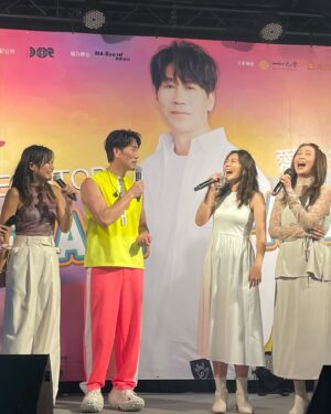 Fang Wu Instagram - 謝謝大牛哥帶我們來粉絲見面會玩！
拖 @dl_livevil 不務正YA的福
女子宿舍第一次合體上台演出
還讓林昀希開金口欸
我們可以組團出道了 嗎（！？）

今天豪豪玩啦
一直亂講話 姑丈嚇到啊哈哈哈哈哈
看來兩年了 
我也有成長吧😗
（黃色笑話的部份…終於是聽懂了rrr)