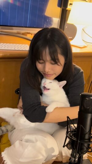 Fang Wu Instagram - 驕傲的母胎單身給抱嗎？
吳悠表示：….
這是那天直播二創的What Was I Made For
給每個能好好活出自我的母單
總有一天一定會等到那個人出現的🫶🏽
好聽請衝浪🏄‍♀️🏄‍♀️🏄‍♀️🏄‍♀️🏄‍♀️

#母胎單身 #billieeilish #cover
