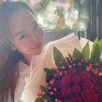 Fann Wong Instagram - 我的母亲节。。。迟了一天，今天有花但没人🥹 @aiainbaby 又走了。。还好我有儿子🤣🤣🤣 儿子是暖男，昨晚11 点晚上才回到家，大家都睡了，摸着黑却看到门口贴了张图（图三），好开心💋💖好感动，儿子自己画的卡耶～今天问他，妈妈为什么是横着的？你猜他说了什么🤪🤪🤪💖💖💖💪🏻💪🏻💪🏻 @aiainbaby ㊗️所有妈妈，母亲节快乐❤️