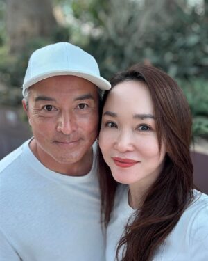 Fann Wong Instagram - 我的母亲节。。。迟了一天，今天有花但没人🥹 @aiainbaby 又走了。。还好我有儿子🤣🤣🤣

儿子是暖男，昨晚11 点晚上才回到家，大家都睡了，摸着黑却看到门口贴了张图（图三），好开心💋💖好感动，儿子自己画的卡耶～今天问他，妈妈为什么是横着的？你猜他说了什么🤪🤪🤪💖💖💖💪🏻💪🏻💪🏻 @aiainbaby 

㊗️所有妈妈，母亲节快乐❤️