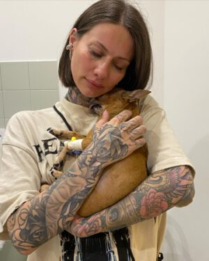 Fanny Maurer Instagram - Peanut, t’es la plus belle personne que j’ai connue. On a vécu notre meilleure vie ensemble. Du 1er jour où j’ai posé mes yeux sur toi à la dernière fois où j’ai vu tes petits yeux s’éteindre, on aura vraiment tout fait ensemble. Du début jusqu’à la fin. Je regrette juste que tu sois partie si tôt et si subitement. Je ne sais vraiment pas comment continuer ma vie sans toi. Ma Peanut, ma vie, mon tout, le centre de ma vie, je suis absolument dévastée, déchirée et dans une souffrance que je n’aurais pas pu décrire avant. De vrais pots de colle l’une avec l’autre. Toujours en contact physique. Je te cherche la nuit 💔 c’est si dur. Et ce 1er réveil sans toi est une déchirure que j’avais jamais connue. Merci de m’avoir fait confiance, merci de m’avoir tant aimée et de m’avoir confiée ta vie les yeux fermés. On a été ensemble jusqu’au bout et t’es partie comme une championne. Tu es la plus belle chose qui me soit arrivée même si tu n’es « qu’un chien » aux yeux des autres, tu étais, es et resteras toujours tout pour moi. Merci pour ces années dans l’amour, le respect, pour les souvenirs de dingos, merci de m’avoir suivie partout en toute confiance et merci aussi pour notre caractère de merde similaire, notre attitude de conne similaire et merci de m’avoir compris mieux que n’importe quel humain. Merci d’avoir été ta meilleure toi avec tes goûts, tes envies, ton caractère, que je respectais tellement et que j’aimais tant, ta façon si claire de communiquer, on se comprenait si bien et je te connaissais par coeur. Tant de personnalité dans un si petit être non humain ❤️ Merci pour ces merveilleuses 12 années, beaucoup trop courtes, tu es partie si soudainement. J’étais pas prête mais j’aurais jamais été prête à te perdre. J’ai mal. Je souffre. Je ne sais pas comment je vais pouvoir me relever mais tu es et resteras ma star de tous les jours. La vie ne sera plus pareille sans toi. Tu me manques déjà tellement. Je t’aime de toutes mes forces, je t’aime à l’infini ❤️ je suis si reconnaissante d’avoir partagé ta vie. Merci, merci, merci de m’avoir tant aimée. Repose toi bien ma zouzou, ma Peapea, ma Peapoupette…. On se reverra un jour ❤️ 02/03/2011 - 14/05/11 - 10/06/2023