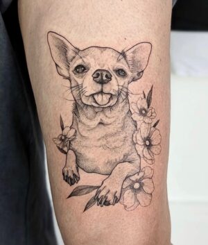 Fanny Maurer Instagram - Je connais le visage et le corps de ma Peanut par cœur, au millimètre près. J’ai pleuré pleuré pleuré quand j’ai vu le stencil, quand on a posé le stencil et quand on a fini le tattoo. Aucune autre personne que @nausikaa_ttt aurait pu reproduire ma Peanut de cette façon. Au detail près. J’ai du mal à en revenir de voir à quel point ce tattoo est à l’identique de ma Peanut. J’ai regardé @nausikaa_ttt tout au long du tattoo et je suis méga émue et touchée de l’avoir regardée y mettre tout son coeur et son amour pour chaque petit détail. Merci du fond du cœur et des tonnes de milliards de fois @nausikaa_ttt ❤️ t’étais la personne parfaite à tous les niveaux et ton talent en plus de la personne que tu es, m’épatera toujours ❤️