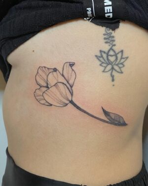 Fanny Maurer Instagram - Hello par ici, si j’ai envie d’être tout à fait honnête, je me suis lancée à corps perdu dans le tatouage : @maurer_ttt 

Est- ce qu’on peut dire que je ne suis plus maquilleuse ? Pas du tout. Le maquillage est et restera tout ce qui fait moi, moi. J’ai acquis une dextérité dans le make up qui m’a permis d’être plus à l’aise en tant que tatoueuse, c’est une aptitude, une expérience et sans aucune honte, un talent qui fait et fera toujours partie de moi. Je ne suis pas en train de tirer ma révérence au make up du tout. J’aime maquiller. J’aime continuer à maquiller. Je suis juste reconnaissante de ce premier métier qui m’aura absolument tout donné et tout apporté et qui m’a permis d’avoir des goûts plus pointus et d’affûter mon regard et ma vision et finalement d’être tellement exigeante avec moi- même. Je travaille dur et je crois que ça paye 🤍