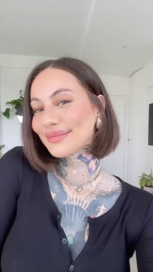 Fanny Maurer Instagram - @Glossier Brow Flick / Stretch concealer / cloud paint for bronzer (sail)
@Sweed Beauty Glass Skin foundation
@NABLA Cosmetics Powder/ close up blush / close up lip shaper / matt pleasure lipstick / cream color & glassy balm / freckle maker
@meritbeauty Clean lash mascara

@lucienpagescommunication @nicolas_glrm @callmyagent.fr 🤍

#vegan