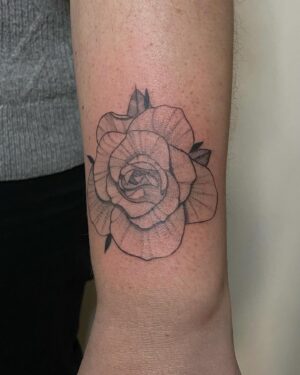 Fanny Maurer Instagram - Hello par ici, si j’ai envie d’être tout à fait honnête, je me suis lancée à corps perdu dans le tatouage : @maurer_ttt 

Est- ce qu’on peut dire que je ne suis plus maquilleuse ? Pas du tout. Le maquillage est et restera tout ce qui fait moi, moi. J’ai acquis une dextérité dans le make up qui m’a permis d’être plus à l’aise en tant que tatoueuse, c’est une aptitude, une expérience et sans aucune honte, un talent qui fait et fera toujours partie de moi. Je ne suis pas en train de tirer ma révérence au make up du tout. J’aime maquiller. J’aime continuer à maquiller. Je suis juste reconnaissante de ce premier métier qui m’aura absolument tout donné et tout apporté et qui m’a permis d’avoir des goûts plus pointus et d’affûter mon regard et ma vision et finalement d’être tellement exigeante avec moi- même. Je travaille dur et je crois que ça paye 🤍