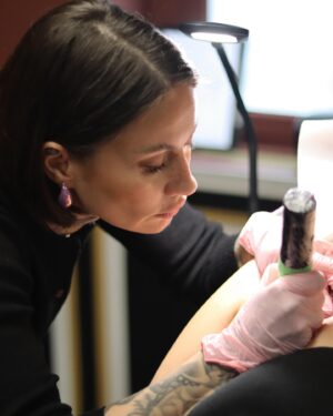 Fanny Maurer Instagram - Hello par ici, si j’ai envie d’être tout à fait honnête, je me suis lancée à corps perdu dans le tatouage : @maurer_ttt 

Est- ce qu’on peut dire que je ne suis plus maquilleuse ? Pas du tout. Le maquillage est et restera tout ce qui fait moi, moi. J’ai acquis une dextérité dans le make up qui m’a permis d’être plus à l’aise en tant que tatoueuse, c’est une aptitude, une expérience et sans aucune honte, un talent qui fait et fera toujours partie de moi. Je ne suis pas en train de tirer ma révérence au make up du tout. J’aime maquiller. J’aime continuer à maquiller. Je suis juste reconnaissante de ce premier métier qui m’aura absolument tout donné et tout apporté et qui m’a permis d’avoir des goûts plus pointus et d’affûter mon regard et ma vision et finalement d’être tellement exigeante avec moi- même. Je travaille dur et je crois que ça paye 🤍