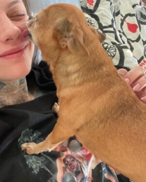 Fanny Maurer Instagram - Peanut. 19h27. Un tour complet autour du soleil sans toi. À partir de maintenant, je ne pourrai plus dire « l’année dernière avec Peanut… ». T’es beaucoup trop loin. Un vide intersidéral, une douleur inconsolable, un ennui profond de toi et un manque incommensurable. Malgré la douleur insurmontable de mon deuil, je suis fière et honorée d’avoir été celle qui a partagé ta vie, de t’avoir laissée être celle que tu devais être avec ta personnalité si forte, si expressive, tu étais si intelligente et tellement drôle, vraiment chiante aussi parfois, une aptitude incroyable à communiquer si clairement et à te faire au monde des humain.es même si tu ne leur faisais pas confiance. Je suis aussi fière et honorée d’être celle qui a ce magnifique privilège de continuer à te donner la place que tu mérites dans ce monde. Je ne te laisserai jamais devenir un souvenir et tu resteras ma priorité même si tu n’es plus là.
Les gens se trompent tellement sur les animaux. Je leur souhaite à tous d’être autant aimés, choyés et pleurés. 
Cette année a été difficile mais elle a aussi été belle malgré tout. Ma vie a vraiment beaucoup changé, j’ai beaucoup changé. Mais d’une autre manière cette fois. Cette douleur là te change à jamais. 

Et bien que je sois épanouie aujourd’hui, la douleur de ton absence continue de me perforer le cœur et de vider cette espace entre ma gorge et mon estomac. 

Merci d’avoir été, d’être et de rester la meilleure chose qui me soit arrivée. Ma vie avec toi a donné un sens à mon passage sur terre, les vibrations de notre amour continueront de perturber l’univers même après mon départ. Merci de m’avoir honorée de ta vie, de ta présence et de ta confiance. Merci de m’avoir toujours crue et comprise. Merci de m’avoir sauvée et de n’être partie que quand tu as su que tout irait bien, de m’avoir fait confiance les yeux fermés, de m’avoir suivie partout en étant toujours heureuse de tout faire tant qu’on était ensemble et de m’avoir tant aimée. Je ne changerais absolument rien à ces 12 années, sauf le moment où tu m’as quittée. Mais même là, tu as été courageuse, gracieuse et forte. Ensemble jusqu’à ton dernier souffle.

Merci Peanut, c’était génial ❤️