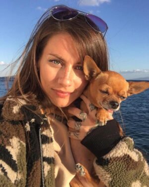 Fanny Maurer Instagram - Peanut. 19h27. Un tour complet autour du soleil sans toi. À partir de maintenant, je ne pourrai plus dire « l’année dernière avec Peanut… ». T’es beaucoup trop loin. Un vide intersidéral, une douleur inconsolable, un ennui profond de toi et un manque incommensurable. Malgré la douleur insurmontable de mon deuil, je suis fière et honorée d’avoir été celle qui a partagé ta vie, de t’avoir laissée être celle que tu devais être avec ta personnalité si forte, si expressive, tu étais si intelligente et tellement drôle, vraiment chiante aussi parfois, une aptitude incroyable à communiquer si clairement et à te faire au monde des humain.es même si tu ne leur faisais pas confiance. Je suis aussi fière et honorée d’être celle qui a ce magnifique privilège de continuer à te donner la place que tu mérites dans ce monde. Je ne te laisserai jamais devenir un souvenir et tu resteras ma priorité même si tu n’es plus là.
Les gens se trompent tellement sur les animaux. Je leur souhaite à tous d’être autant aimés, choyés et pleurés. 
Cette année a été difficile mais elle a aussi été belle malgré tout. Ma vie a vraiment beaucoup changé, j’ai beaucoup changé. Mais d’une autre manière cette fois. Cette douleur là te change à jamais. 

Et bien que je sois épanouie aujourd’hui, la douleur de ton absence continue de me perforer le cœur et de vider cette espace entre ma gorge et mon estomac. 

Merci d’avoir été, d’être et de rester la meilleure chose qui me soit arrivée. Ma vie avec toi a donné un sens à mon passage sur terre, les vibrations de notre amour continueront de perturber l’univers même après mon départ. Merci de m’avoir honorée de ta vie, de ta présence et de ta confiance. Merci de m’avoir toujours crue et comprise. Merci de m’avoir sauvée et de n’être partie que quand tu as su que tout irait bien, de m’avoir fait confiance les yeux fermés, de m’avoir suivie partout en étant toujours heureuse de tout faire tant qu’on était ensemble et de m’avoir tant aimée. Je ne changerais absolument rien à ces 12 années, sauf le moment où tu m’as quittée. Mais même là, tu as été courageuse, gracieuse et forte. Ensemble jusqu’à ton dernier souffle.

Merci Peanut, c’était génial ❤️