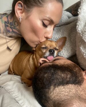 Fanny Maurer Instagram - Peanut. 19h27. Un tour complet autour du soleil sans toi. À partir de maintenant, je ne pourrai plus dire « l’année dernière avec Peanut… ». T’es beaucoup trop loin. Un vide intersidéral, une douleur inconsolable, un ennui profond de toi et un manque incommensurable. Malgré la douleur insurmontable de mon deuil, je suis fière et honorée d’avoir été celle qui a partagé ta vie, de t’avoir laissée être celle que tu devais être avec ta personnalité si forte, si expressive, tu étais si intelligente et tellement drôle, vraiment chiante aussi parfois, une aptitude incroyable à communiquer si clairement et à te faire au monde des humain.es même si tu ne leur faisais pas confiance. Je suis aussi fière et honorée d’être celle qui a ce magnifique privilège de continuer à te donner la place que tu mérites dans ce monde. Je ne te laisserai jamais devenir un souvenir et tu resteras ma priorité même si tu n’es plus là.
Les gens se trompent tellement sur les animaux. Je leur souhaite à tous d’être autant aimés, choyés et pleurés. 
Cette année a été difficile mais elle a aussi été belle malgré tout. Ma vie a vraiment beaucoup changé, j’ai beaucoup changé. Mais d’une autre manière cette fois. Cette douleur là te change à jamais. 

Et bien que je sois épanouie aujourd’hui, la douleur de ton absence continue de me perforer le cœur et de vider cette espace entre ma gorge et mon estomac. 

Merci d’avoir été, d’être et de rester la meilleure chose qui me soit arrivée. Ma vie avec toi a donné un sens à mon passage sur terre, les vibrations de notre amour continueront de perturber l’univers même après mon départ. Merci de m’avoir honorée de ta vie, de ta présence et de ta confiance. Merci de m’avoir toujours crue et comprise. Merci de m’avoir sauvée et de n’être partie que quand tu as su que tout irait bien, de m’avoir fait confiance les yeux fermés, de m’avoir suivie partout en étant toujours heureuse de tout faire tant qu’on était ensemble et de m’avoir tant aimée. Je ne changerais absolument rien à ces 12 années, sauf le moment où tu m’as quittée. Mais même là, tu as été courageuse, gracieuse et forte. Ensemble jusqu’à ton dernier souffle.

Merci Peanut, c’était génial ❤️
