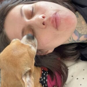 Fanny Maurer Instagram - Peanut, t’es la plus belle personne que j’ai connue. On a vécu notre meilleure vie ensemble. Du 1er jour où j’ai posé mes yeux sur toi à la dernière fois où j’ai vu tes petits yeux s’éteindre, on aura vraiment tout fait ensemble. Du début jusqu’à la fin. Je regrette juste que tu sois partie si tôt et si subitement. Je ne sais vraiment pas comment continuer ma vie sans toi. Ma Peanut, ma vie, mon tout, le centre de ma vie, je suis absolument dévastée, déchirée et dans une souffrance que je n’aurais pas pu décrire avant. De vrais pots de colle l’une avec l’autre. Toujours en contact physique. Je te cherche la nuit 💔 c’est si dur. Et ce 1er réveil sans toi est une déchirure que j’avais jamais connue. Merci de m’avoir fait confiance, merci de m’avoir tant aimée et de m’avoir confiée ta vie les yeux fermés. On a été ensemble jusqu’au bout et t’es partie comme une championne. Tu es la plus belle chose qui me soit arrivée même si tu n’es « qu’un chien » aux yeux des autres, tu étais, es et resteras toujours tout pour moi. Merci pour ces années dans l’amour, le respect, pour les souvenirs de dingos, merci de m’avoir suivie partout en toute confiance et merci aussi pour notre caractère de merde similaire, notre attitude de conne similaire et merci de m’avoir compris mieux que n’importe quel humain. Merci d’avoir été ta meilleure toi avec tes goûts, tes envies, ton caractère, que je respectais tellement et que j’aimais tant, ta façon si claire de communiquer, on se comprenait si bien et je te connaissais par coeur. Tant de personnalité dans un si petit être non humain ❤️ Merci pour ces merveilleuses 12 années, beaucoup trop courtes, tu es partie si soudainement. J’étais pas prête mais j’aurais jamais été prête à te perdre. J’ai mal. Je souffre. Je ne sais pas comment je vais pouvoir me relever mais tu es et resteras ma star de tous les jours. La vie ne sera plus pareille sans toi. Tu me manques déjà tellement. Je t’aime de toutes mes forces, je t’aime à l’infini ❤️ je suis si reconnaissante d’avoir partagé ta vie. Merci, merci, merci de m’avoir tant aimée. Repose toi bien ma zouzou, ma Peapea, ma Peapoupette…. On se reverra un jour ❤️ 02/03/2011 - 14/05/11 - 10/06/2023