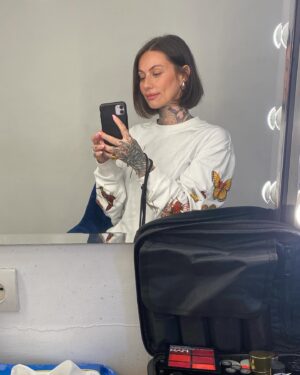 Fanny Maurer Instagram - Entre tatouage, maquillage et maison 💚🩷💚 
Un peu de la semaine dernière et un peu de cette semaine 😊
Ça se répète mais j’adore être chez moi 😅