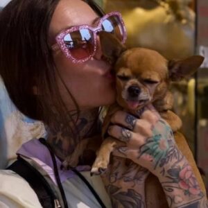 Fanny Maurer Instagram - Le 2 mars 2011, je ne sais trop dans quelles conditions, elle est née. Et cet être magique de toute ma vie a honoré ce monde. 
Le 14 mai 2011, je l’ai adoptée. Avec tous les merveilleux souvenirs qui vont avec. On est devenues un tout à la seconde où on s’est connues. Je pourrais raconter 100 histoires sur les premières 48h de note vie ensemble qui prouvent que les animaux non humains sont incroyablement intelligents. Et j’ai grandi avec elle, qui m’a montrée que la suprématie humaine, c’est bien de la merde. On a tant à apprendre d’eux. 
Le 10 juin 2023, on a dû se dire au revoir. Je comprends toujours pas ce qu’il s’est passé. Mais avec le recul, même si j’avais supplié l’univers de faire ça en douceur pour nous et que ça a loupé, les conditions auraient pu être encore pires si on s’était pas retrouvées à la clinique au moment où tout a flanché. 

Merci Peanut. C’était génial ❤️ et je quitte 2023 à contre coeur. C’était la pire mais aussi la meilleure année parce que je savais pas que je vivais mes derniers 6 mois avec mon être aimé. 

Et je profiterai de 2024 pour souffrir en privé avec ma famllle et mes ami.es 💔❤️‍🩹