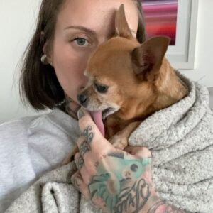 Fanny Maurer Instagram - Peanut, t’es la plus belle personne que j’ai connue. On a vécu notre meilleure vie ensemble. Du 1er jour où j’ai posé mes yeux sur toi à la dernière fois où j’ai vu tes petits yeux s’éteindre, on aura vraiment tout fait ensemble. Du début jusqu’à la fin. Je regrette juste que tu sois partie si tôt et si subitement. Je ne sais vraiment pas comment continuer ma vie sans toi. Ma Peanut, ma vie, mon tout, le centre de ma vie, je suis absolument dévastée, déchirée et dans une souffrance que je n’aurais pas pu décrire avant. De vrais pots de colle l’une avec l’autre. Toujours en contact physique. Je te cherche la nuit 💔 c’est si dur. Et ce 1er réveil sans toi est une déchirure que j’avais jamais connue. Merci de m’avoir fait confiance, merci de m’avoir tant aimée et de m’avoir confiée ta vie les yeux fermés. On a été ensemble jusqu’au bout et t’es partie comme une championne. Tu es la plus belle chose qui me soit arrivée même si tu n’es « qu’un chien » aux yeux des autres, tu étais, es et resteras toujours tout pour moi. Merci pour ces années dans l’amour, le respect, pour les souvenirs de dingos, merci de m’avoir suivie partout en toute confiance et merci aussi pour notre caractère de merde similaire, notre attitude de conne similaire et merci de m’avoir compris mieux que n’importe quel humain. Merci d’avoir été ta meilleure toi avec tes goûts, tes envies, ton caractère, que je respectais tellement et que j’aimais tant, ta façon si claire de communiquer, on se comprenait si bien et je te connaissais par coeur. Tant de personnalité dans un si petit être non humain ❤️ Merci pour ces merveilleuses 12 années, beaucoup trop courtes, tu es partie si soudainement. J’étais pas prête mais j’aurais jamais été prête à te perdre. J’ai mal. Je souffre. Je ne sais pas comment je vais pouvoir me relever mais tu es et resteras ma star de tous les jours. La vie ne sera plus pareille sans toi. Tu me manques déjà tellement. Je t’aime de toutes mes forces, je t’aime à l’infini ❤️ je suis si reconnaissante d’avoir partagé ta vie. Merci, merci, merci de m’avoir tant aimée. Repose toi bien ma zouzou, ma Peapea, ma Peapoupette…. On se reverra un jour ❤️ 02/03/2011 - 14/05/11 - 10/06/2023