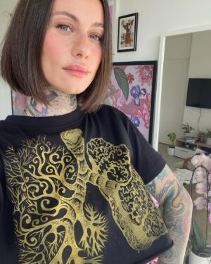 Fanny Maurer Instagram - Entre tatouage, maquillage et maison 💚🩷💚 
Un peu de la semaine dernière et un peu de cette semaine 😊
Ça se répète mais j’adore être chez moi 😅