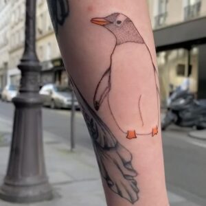 Fanny Maurer Instagram - 1. Un kiffe inégalé @maurer_ttt 
2. Petit manchot que j’ai dessiné il y a quelques temps et que j’avais hâte de tatouer 
3. Voilà. 
4. @24carats_nails 🩷
5. Dessiné par @pariggiano 🩷 tatoué par moi 
6. @nablacosmetics 🩷🩷🩷
7. Le tribal de Magali qu’elle ne veut pas couvrir pour des raisons sentimentales mais qu’elle voulait embellir et mettre sous cloche. On n’a pas fini, encore une bonne grosse séance. 
8. Meilleur t- shirt au monde. Tu peux pas test @peanutmaurer - la vie sans elle est douloureuse et si je me sens down c’est décuplé. Bientôt un an et je confirme que le temps n’aide absolument pas. Alors n’écoutez pas celleux qui vont diront le contraire 
9. Le coquelicot cicatrisé de Corizande. Le tattoo c’est vraiment un gros kiffe ultime 🩷 merci pour votre confiance 🩷
10. La vie est un peu compliquée en ce moment. Mais on s’accroche ❤️