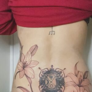 Fanny Maurer Instagram - 1. @peanutmaurer ❤️
2. Moi à @pariggianotatouage en train de tatouer des fesses 🍑👀
3. Les fesses en question. Je ne peux pas tout montrer sinon IG sera pas content. J’ai ajouté des giga grandes fleurs autour d’un tattoo existant. 
4. En route vers la Moselle pour amener mon Papa à un concert 
5. Le concert @hoshi ❤️ (cette chanson qui me fait tant chialer - je vous dis pas dans quel état j’étais quand on a tourné le clip 🙃) 
6. J’ai amené mon papa au concert de Mathilde 
Je vous kiffe @hoshi @giamartinelli ❤️
7. @24carats_nails  la best 
8. Un cupcake & @veganshal = bonheur 😅❤️
9. 🏳️‍🌈🌈🏳️‍⚧️🩵💜
10. Le plus beau puzzle mais puzzle de la mort. Ça fait 47 ans que je suis dessus (oui. Je suis une geek et j’ai une passion puzzle pour les tableaux d’artistes que j’aime)

Et si vous vous en foutez de ma vie, désolée pour ce post 😂 mais j’ai vraiment besoin d’utiliser ce compte 😅