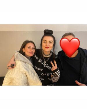 Fanny Maurer Instagram - 1. @peanutmaurer ❤️
2. Moi à @pariggianotatouage en train de tatouer des fesses 🍑👀
3. Les fesses en question. Je ne peux pas tout montrer sinon IG sera pas content. J’ai ajouté des giga grandes fleurs autour d’un tattoo existant. 
4. En route vers la Moselle pour amener mon Papa à un concert 
5. Le concert @hoshi ❤️ (cette chanson qui me fait tant chialer - je vous dis pas dans quel état j’étais quand on a tourné le clip 🙃) 
6. J’ai amené mon papa au concert de Mathilde 
Je vous kiffe @hoshi @giamartinelli ❤️
7. @24carats_nails  la best 
8. Un cupcake & @veganshal = bonheur 😅❤️
9. 🏳️‍🌈🌈🏳️‍⚧️🩵💜
10. Le plus beau puzzle mais puzzle de la mort. Ça fait 47 ans que je suis dessus (oui. Je suis une geek et j’ai une passion puzzle pour les tableaux d’artistes que j’aime)

Et si vous vous en foutez de ma vie, désolée pour ce post 😂 mais j’ai vraiment besoin d’utiliser ce compte 😅