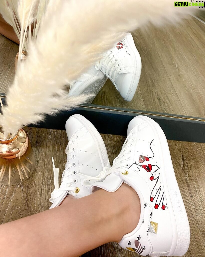 Fanny Salvat Instagram - Ma paire indispensable de chez @sophiecustomshoes 😍 EN PLUS … 🎉 -10% en communiquant directement le code ✨FANNY10✨ en message privé à ma partenaire lors du passage de la commande. Les commandes sont prises directement en message privé sur la page Instagram. #concours #sneakerslovers @shaunaevents