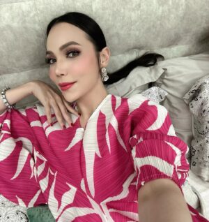 Farahdhiya Instagram - Happy birthday Farah Dhiya binti Mohamed Amin 🥰 Alhamdulillah bertambah umur hari ni. Woke up today feeling great. Bersyukur masih dipanjangkan umur dan diberikan kesihatan yg baik. Semakin bertambah umur all I want is to have good health,to be happy,to have great people/friends around me,to protect myself from being in the company that causes harm to me in any way coz at this age being ‘tenang’ is number 1. Tenang itu indah. Semoga tahun ni menjadi tahun terakhir saya hidup sendiri 🤲🏻🫣 Doakan for me ya 🥰 Alhamdulillah utk apa yg telah diaturkan dan diberikan oleh-Nya,rezeki manusia itu mmg berbeza2,He knows better. Anyway terima kasih atas ucapan dan doa2 anda semua,semoga yg baik2 berbalik kepada anda jugak. Saling mendoakan yg baik2 itulah yg terbaik. Happy beraya raya,stay safe always!Salam sayang -FD❤️