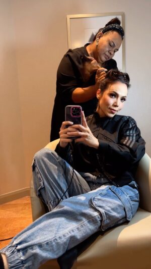 Farahdhiya Instagram - It’s been awhile since I posted about work. I seldom post much nowadays. Once a month post pasal masak, sebelum org lupa kita ni penyanyi 😜 Hari ni since kita rajin sikit kita share the proses of getting ready for a performance. From soundcheck to make up and getting ready,it takes a few hours ya,not easy but it’s definitely super fun for me coz I love my job. Thank you Malaysian Petroleum Club for having me 🙏🏻 U guys were amazing!🫶🏻 #fdatwork🎤