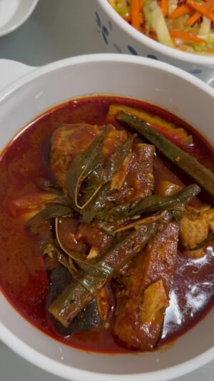 Farahdhiya Instagram - Masak sendiri selagi boleh 🙃 Asam pedas ikan pari,sayur kubis,telur dadar,telur masin & sambal belacan. Kuih mmg jarang atas meja,selagi boleh elak mmg akan elak,because itu semua punca2 naik badan 😁 Kita makan buah and kurma je. Itu tips utk badan maintain 👍🏻 Selamat berbuka semua 🌹 #fdcooked #fdskitchen #homecookedfoodisthebest