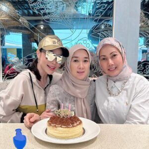 Farahdhiya Instagram - Happy belated birthday!!! @nikmarinasapeia I selalu mendoakan yg baik2 for all my good friends including u. Sayang you Nik Marina ❤️