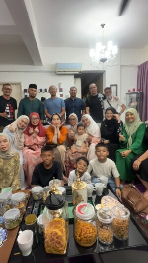 Farahdhiya Instagram - Yesterday was family day,Alhamdulillah dapat berkumpul bersama2 with my cousins. Managed to cook for them as promised and celebrated Abg Ijam’s birthday too. He reminds me so much of my arwah Dada,iras my cousin ni mmg mcm my dad 🥹 So happy dpt berkumpul mcm ni walaupon my aunty,uncle and my dad dah takde lagi,I’m sure they would be happy too to see us like this. Thank you so much for yesterday cousins ❤️ Al-Fatihah kepada yg telah meninggalkan kami 🤲🏻