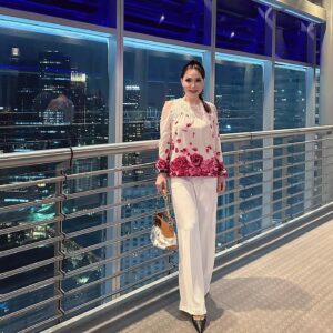 Farahdhiya Instagram - Sitting on top of the world 🎀  #twintowerbridgeview