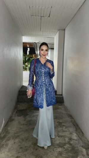 Farahdhiya Instagram - Thank you so much IPD Gombak for having me last night. Terima kasih Tuan Ariffin,Ketua Polis Daerah Gombak kerana sudi berduet sama.Majlis yg sgt meriah 💙 #fdatwork