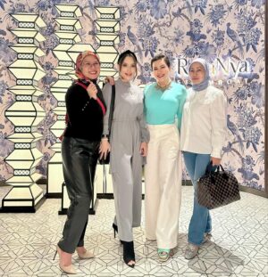 Farahdhiya Instagram - There’s something special about friends that u’ve had for more than 15 and 20 years. It’s not that ordinary friendship. The connection and the way we vibe is a different level,we don’t allow any negativity/toxicity to come in between,Alhamdulillah,I’m thankful for what we have,may we grow old and make more beautiful memories together. I somehow imagine ni la kakak2 saya yg akan sibuk bila saya kahwin nanti 🤭🥰❤️ @jzjuliana @zizieizette @_ilyka_ #empatsekawan