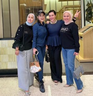 Farahdhiya Instagram - There’s something special about friends that u’ve had for more than 15 and 20 years. It’s not that ordinary friendship. The connection and the way we vibe is a different level,we don’t allow any negativity/toxicity to come in between,Alhamdulillah,I’m thankful for what we have,may we grow old and make more beautiful memories together. I somehow imagine ni la kakak2 saya yg akan sibuk bila saya kahwin nanti 🤭🥰❤️ @jzjuliana @zizieizette @_ilyka_ #empatsekawan