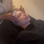 Farahdhiya Instagram - Some me time sebelum puasa & raya. So much to do but Alhamdulillah sempat selit masa utk facial,pink glow white in,prp, mesolipo & RF. Jarang dpt manja kan diri,setahun sekali maybe,so kita tapau buat semua skali 😁 Walaupon kulit jenis tak byk problem tapi tetap harus jaga. Thanks @queensclinic dah bertahun melayan kerenah ku,thanks Dr Eniza,walaupon dah pindah Putrajaya I tetap dtg. I’m ready for raya!Eh puasa dulu la 😉