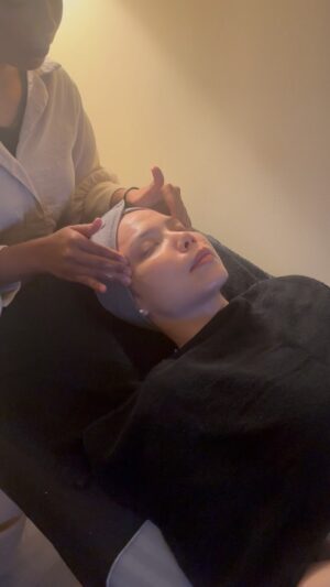 Farahdhiya Instagram - Some me time sebelum puasa & raya. So much to do but Alhamdulillah sempat selit masa utk facial,pink glow   white in,prp, mesolipo & RF. Jarang dpt manja kan diri,setahun sekali maybe,so kita tapau buat semua skali 😁 Walaupon kulit jenis tak byk problem tapi tetap harus jaga. Thanks @queensclinic dah bertahun melayan kerenah ku,thanks Dr Eniza,walaupon dah pindah Putrajaya I tetap dtg. I’m ready for raya!Eh puasa dulu la 😉