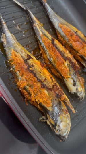 Farahdhiya Instagram - Ikan cencaru sumbat,kari telur,sayur for lunch. Saya siang ikan saya sendiri hari ni 😜 Mcm tak percaya hal siang ikan pon nak jadi hal 😅 Kepada yg taktau, sekarang ni boleh request org siap siang semua tu. So utk kesenangan kita suruh jelah org pasar siang terus,jadi… tak jadi kesalahan pon kalau tak pandai siang ikan ye. Kalau pandai siang ikan tapi malas masak pon tak guna 😆 Dlm hidup ada pilihan,pilihlah utk sentiasa jadi cerdik dan terbaik dlm setiap tindakan atau perlakuan kita. Jgn sibuk sgt nak cari kesalahan org ,kita ni pon nampak baik sebab Allah jaga aib kita,ingat tu 😉 Ok done menasihat. Alhamdulillah utk apa yg ada hari ni 😌❤️ #fdcooked #fdskitchen #homecookedfoodisthebest