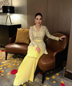 Farahdhiya Instagram - Yellow for tonight’s performance 💛