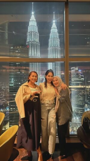 Farahdhiya Instagram - Hilang penat seharian bila dpt bersama dgn sahabat2 yg kita boleh berborak & bergelak ketawa non stop. Jarang dpt jumpa tapi selalu dihati always. Thank you Kak Lina nombor shatuuu @iamellymazlein & @nikmarinasapeia for taking me out last night utk meraikan my birthday,macehhhhh 🙏🏻🥰 Next session kita masak2 pulak 😘❤️