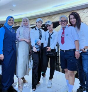 Farahdhiya Instagram - Saya dah siap nak pegi sekolah 😛 ‘Back to school’ for Malam Gala Filem ‘Memoir Seorang Guru’, keseluruhan I really enjoyed the middle part of the whole movie,lakonan budak2 sekolah dlm filem ni sgt2 menghiburkan dan lucu. Overall it’s a good & fun movie to watch. Pls pegi tengok bawak anak2 semua ya,I’m sure they will enjoy it 😃 Coming out soon!👍🏻 #memoirseorangguru