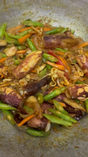 Farahdhiya Instagram - Sempat balik utk masak,Alhamdulillah. Sotong masak kunyit,sayur cendawan,telur dadar,rissole,telur masin,sambal belacan & bubur lambuk dari masjid bukit aman yg dimasak oleh pihak Perkep ❤️ Selamat berbuka semua #fdcooked #fdskitchen #homecookedfoodisthebest