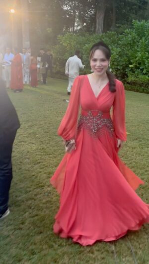 Farahdhiya Instagram - Back in Johor for only 1 night with my beautiful plus 1 @sarabella 🧡 My gorgeous burnt orange dress is from @houseoflelaempire Thank you 🧡