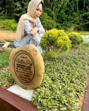 Farahdhiya Instagram - U would’ve been 72 today Dada. Happy birthday Dada. To be honest,raya is nothing without u and mama. But I know,knowing u,u wouldn’t want us to be sad. It’s been 4 years since u left us,Farah masih masak mcm biasa for raya,tapi Farah rindu Dada tanya ‘Tin nak masak apa raya ni?’ Farah rindu nak cium tangan Dada,nak mintak maaf,nak pegi beraya dgn Dada,Farah terlalu rindu everything about u Da. Minggu lepas,3 kali Farah mimpi Dada,I just miss u so much,even writing all this is not easy,my heart breaks everytime I think of u. But I know,Dada ada ditempat yg lebih baik. I love u Da,will always love u. Life is tough without u,but I accept this journey,I trust His plans. Semoga Dada ditempatkan bersama org2 yg beriman 🤲🏻❤️