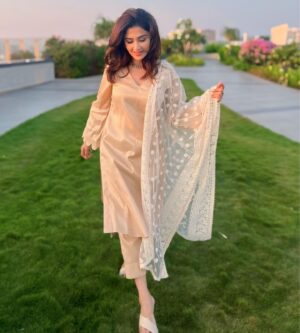 Farnaz Shetty Instagram - “With each sunset, nature whispers the promise of a new dawn.”🔆💛
.
.
.
.
.
.
.
.
.
.
.
.
.
.
.
.
.
.
#embrace #uncertain #surprises #happiness #magichours #feel #beauty #serendipity #grace #sunset #love #laugh #happiness #purity #divine #friendship #embarking #gold #beige #surreal #armourofgod