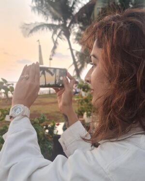Farnaz Shetty Instagram - In the Moment 🌅
.
.
.
.
.
.
.
.
.
.
.
.
.
.
.
.
.
.
.
.
.
.
.
.
.
.
.
.
#sunset #moment #friends #life #beauty #surreal #pure #divine #protected #real #sublime #nature #horizon #sky #sun #earth #oneness