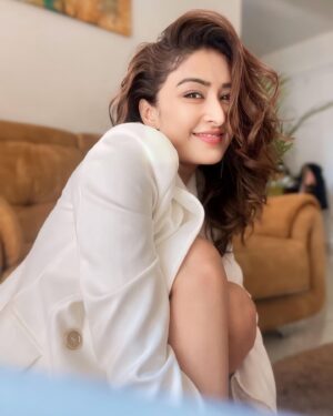 Farnaz Shetty Instagram - Simple like quantum physics 💙🤍
.
.
.
.
.
.
.
.
.
.
.
.
.
.
#peace #fashion #live #love #passion #karma #faith #divine #white #blazer #style #ownit #giveit #feelit #instagram #instafashion #happy #instagood #goodness #proud #patient #solitude #beauty #pretty #just #smile