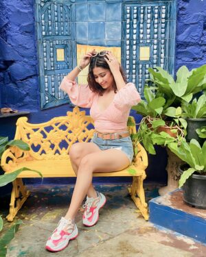 Farnaz Shetty Instagram - Sundays Should come with a Pause button ⏸️🌸☺️💕
.
.
.
.
.
.
.
.
.
.
.
.
.
.
.
.
.
.
.
.
#sundays #brunch #vibe #pinkvibe #bershka #armaniexchange #sneakers #top #mango #belt #shades #aldo #instagood #instalike #instagram #instadaily #sunday #candies #purple #yellow #vibrant