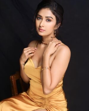 Farnaz Shetty Instagram - “Choose a job you love, and you will never have to work a day in your life.” - Confucius 
.
@ilmanaazphotography1 📸
Outfit by @veronica_raichand 
.
.
.
.
.
.
.
.
.
.
.
.
#workmode #besttime #mustard #photoshoot #reposted #myway #magical #divine #classic #right #engrossed #dedicated #instagram #instamood #instalike #instagood #instadaily #viral #photooftheday #photography #aesthetic #body #fitness #posses #productive #love #creative #motivated