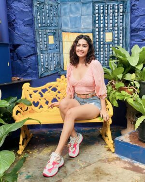 Farnaz Shetty Instagram - Sundays Should come with a Pause button ⏸️🌸☺️💕
.
.
.
.
.
.
.
.
.
.
.
.
.
.
.
.
.
.
.
.
#sundays #brunch #vibe #pinkvibe #bershka #armaniexchange #sneakers #top #mango #belt #shades #aldo #instagood #instalike #instagram #instadaily #sunday #candies #purple #yellow #vibrant