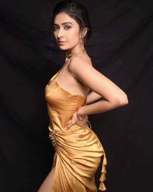 Farnaz Shetty Instagram - “Choose a job you love, and you will never have to work a day in your life.” - Confucius 
.
@ilmanaazphotography1 📸
Outfit by @veronica_raichand 
.
.
.
.
.
.
.
.
.
.
.
.
#workmode #besttime #mustard #photoshoot #reposted #myway #magical #divine #classic #right #engrossed #dedicated #instagram #instamood #instalike #instagood #instadaily #viral #photooftheday #photography #aesthetic #body #fitness #posses #productive #love #creative #motivated