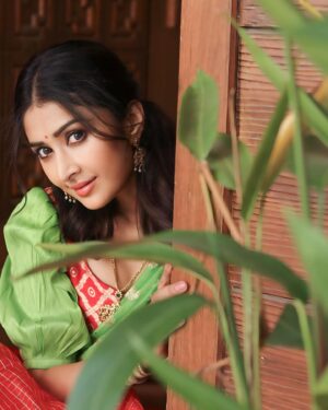 Farnaz Shetty Instagram - “To each heart that fits in the soul, to each one who lets go of their own, for others to feel more.” 🌸💕
.
👘outfit by  @navya.marouthu 
.
.
.
.
.
.
.
.
.
.
.
.
.
.
.
.
.
#halfsaree #red #green #southindian #traditional #culture #beauty #indian #instalike #instadaily #instamood #instagram #fsf #gurl #flower