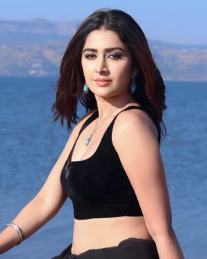 Farnaz Shetty Instagram - “Recipe for Dreams Made of Reality , Mixing the Ingredients of Aspiration, Hard Work, and Belief 🖤💙 
.
📸 @starganza ♥️
👗 @navya.marouthu 💝
.
.
.
.
.
.
.
.
.
.
.
.
#dream #Reality #water #earth #sky #blue #saree #black #pose #beauty #fit #focus #glamour #glam #fashion #instafashion #instamood #instagram #instagood #instadaily #instalike #desire #captivate #spellbound #photoshoot #photography #hair #makeup #imperfect #perfect